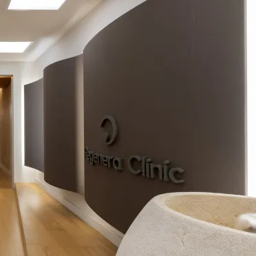 Pasillo de Regenera Clinic con la marca en la pared